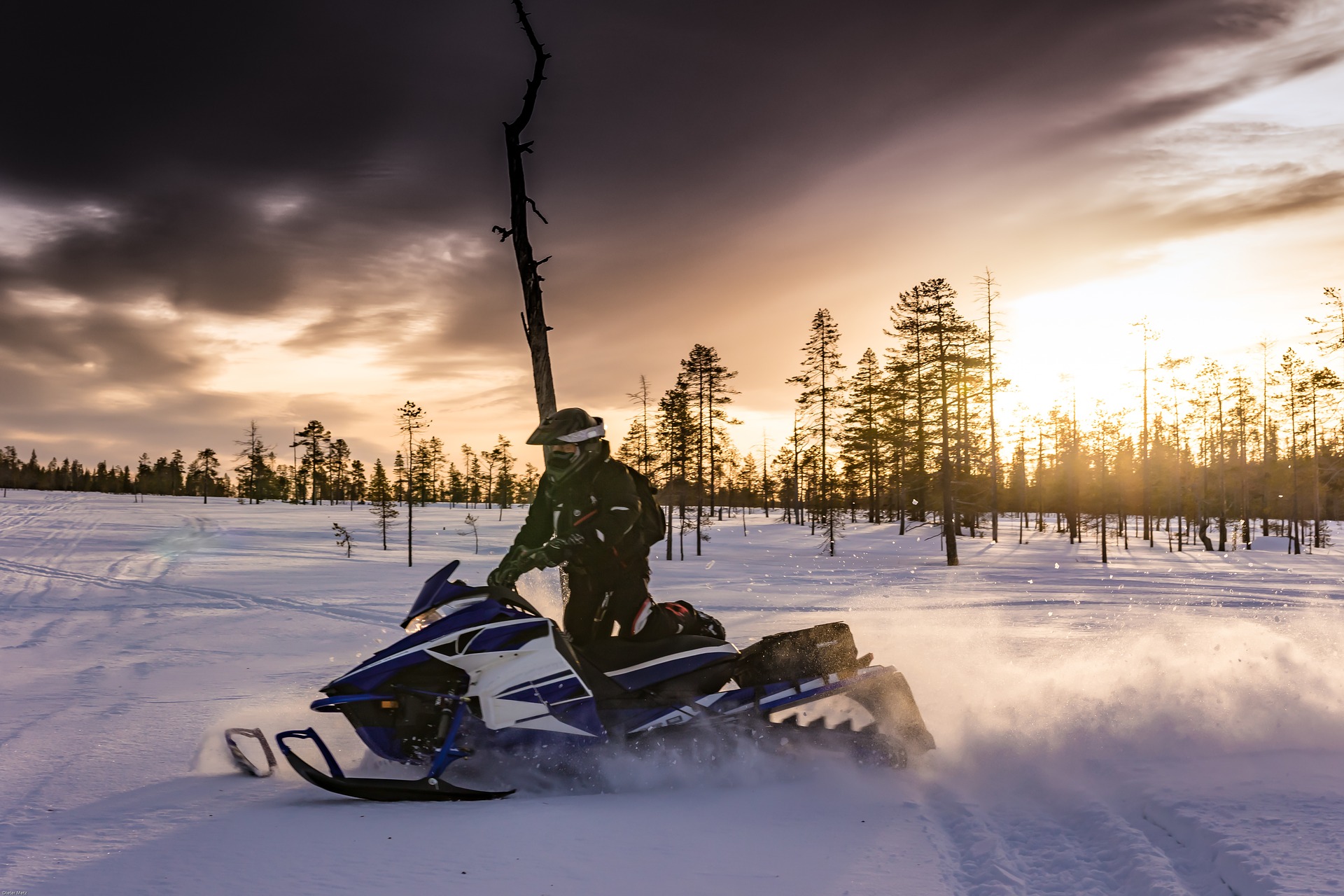 snowmobiles-2035500_1920